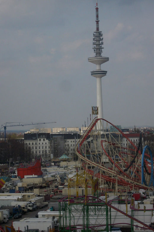 Looping Bahn mit Fernsehturm