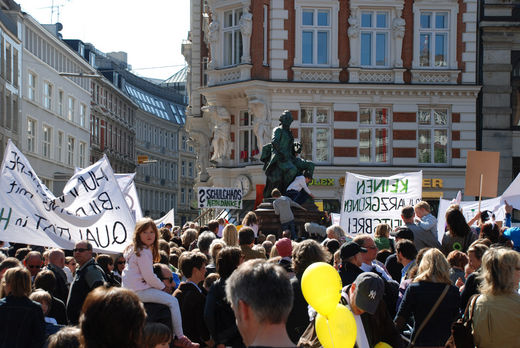 Demo gegen Schulreform am Lessing Denkmal