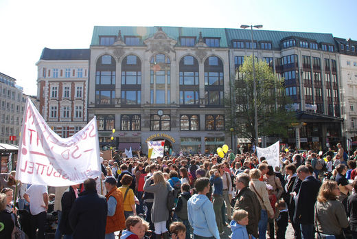 Demonstrierende Eltern auf dem Gnsemarkt