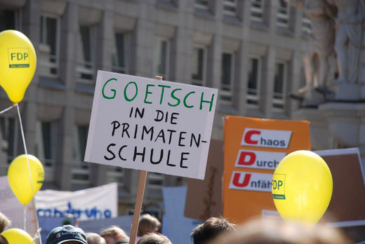 Plakate auf der Schulreform Demonstration