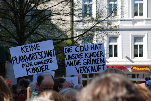 Protestierende Eltern in Hamburg