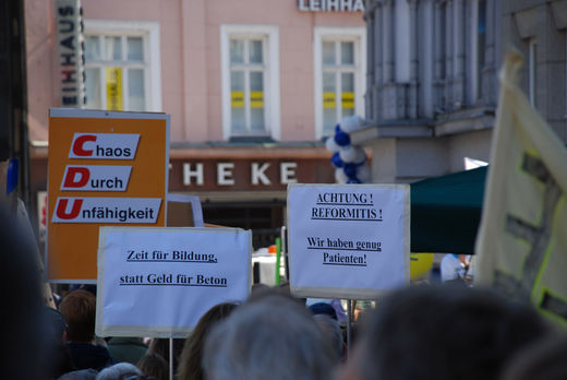 Schilder Schulreform Demo in Hamburg