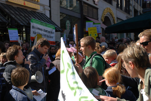 Sprecher auf der Schulreform Demonstration