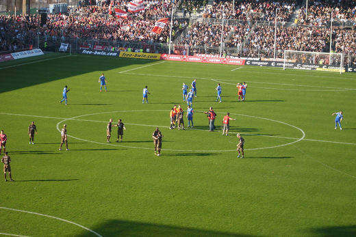 Spielbeginn FC St. Pauli gegen SC Freiburg