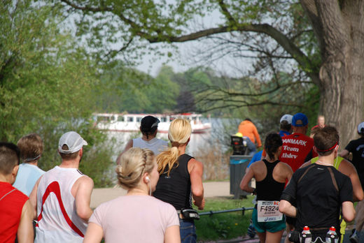 Marathonlaeuferinnen mit Alsterdampfer