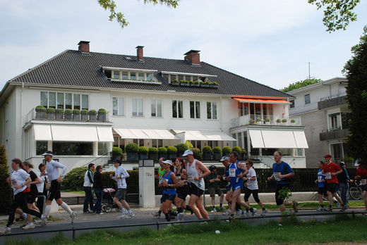 Lufer vor Stadtvilla an der Alster