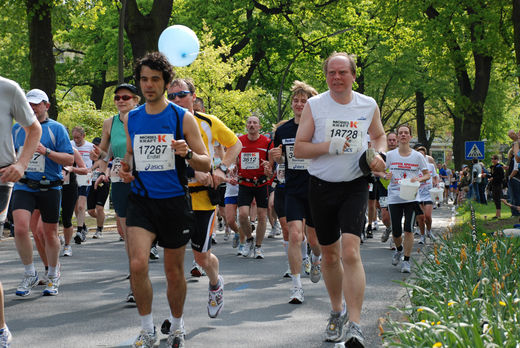 Marathonlufer biegen in die Schne Aussicht ein