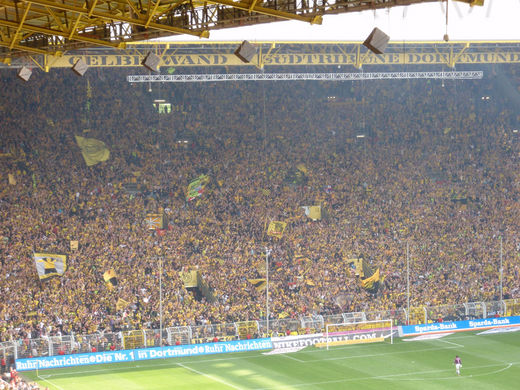 BVB Fans feiern zweites Tor gegen HSV