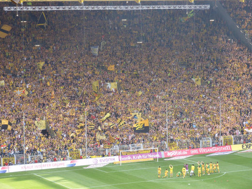Dortmunder Spieler feiern mit Südtribuene
