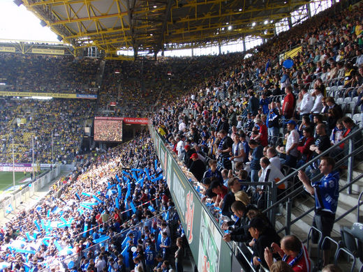 HSV Fans auf der Nordtribne in Dortmund