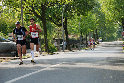 Am Anfang des Marathonfeldes in Hamburg