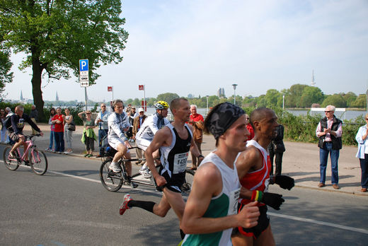 Läufer im Spitzenfeld an der Alster