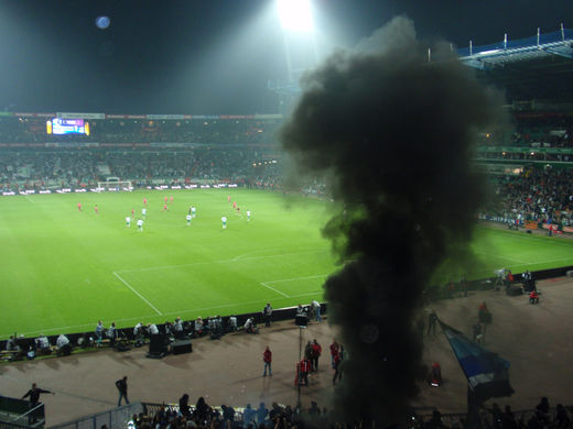 Rauchbombe im HSV Fanblock in Bremen