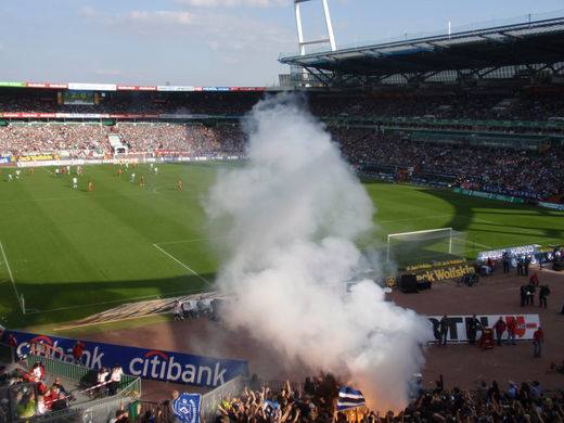 Rauchbombe im HSV Fanblock
