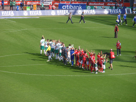 Spieler grssen Zuschauer in Bremen