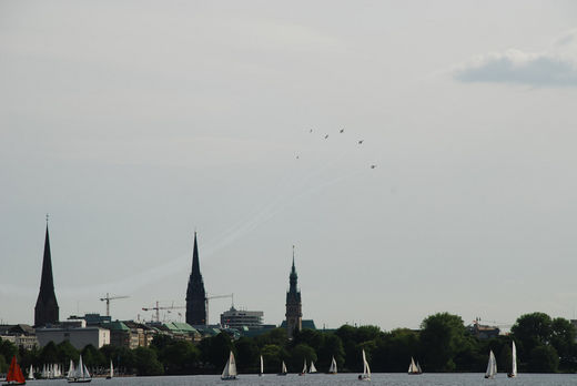 Kampfflieger aus der Schweiz ber der Alster