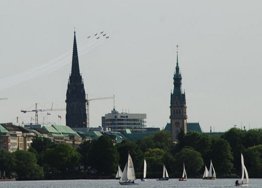 Patrouile Suisse über der Innenstadt von Hamburg