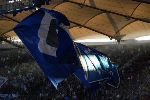 Fahnen auf der Nordtribüne beim HSV