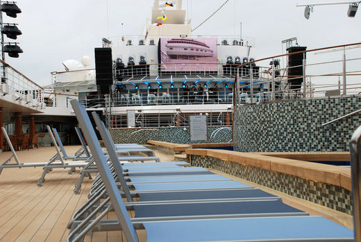 Liegestühle auf dem Pooldeck auf Mein Schiff