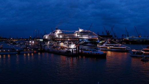 Mein Schiff am Abend der Taufe in Hamburg