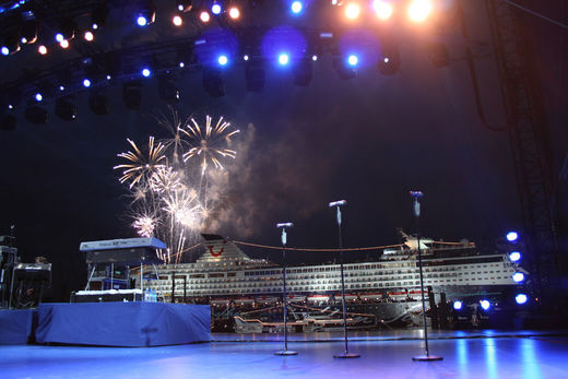 Feuerwerk nach der Schiffstaufe von Mein Schiff