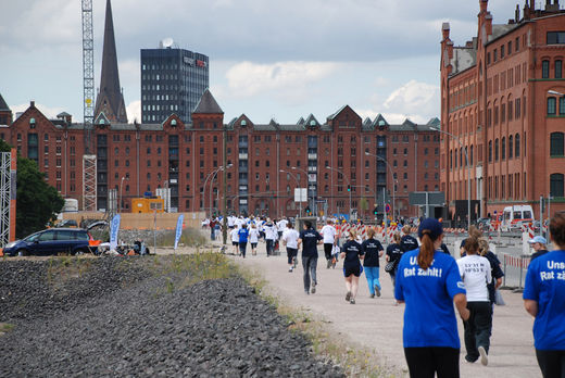 Lufer in der Shanghaiallee in der Hafencity