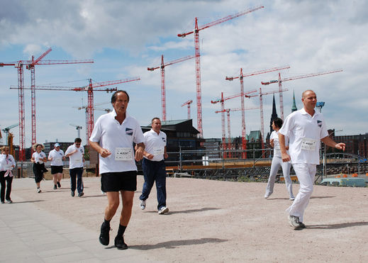 Läufer und Kräne in der Hafencity