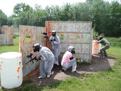 Beim Paintball Spielen ist gleich Teamwork gefrdert     www.fcpaintball.de