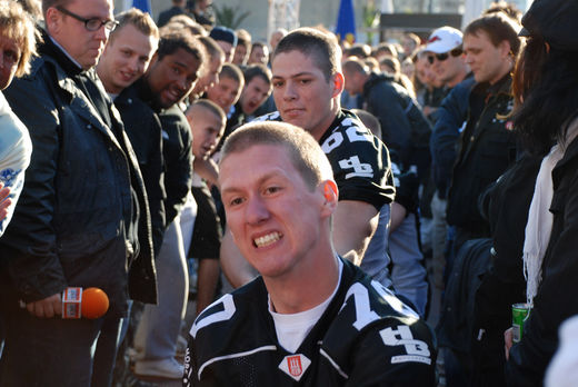 Footballer der Young Huskies baum Tauziehen