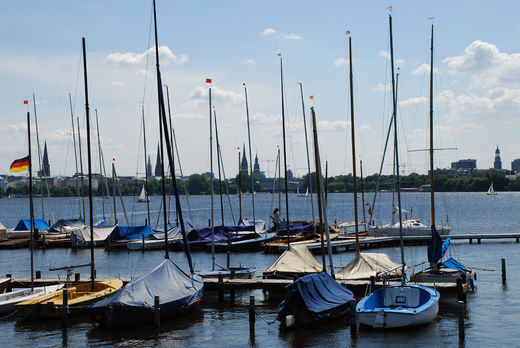 Hamburger Trme hinter Segelbooten