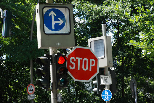 Richtungszeichen Herbert-Weichmann Strasse