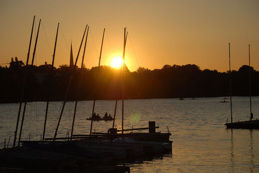 Kanus im Sonnenuntergang