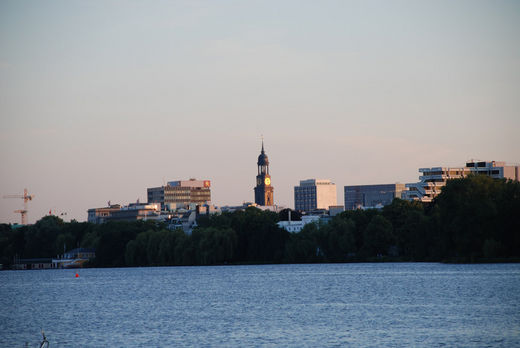 Michel hinter der Aussenalster