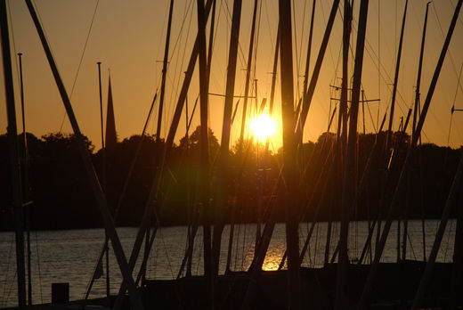 Sonnenuntergang hinter Segelschiffen