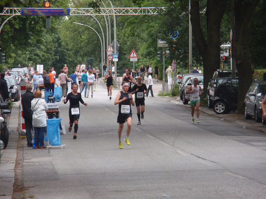 Verpflegungsstand in der Sierichstrasse beim Halbmarathon