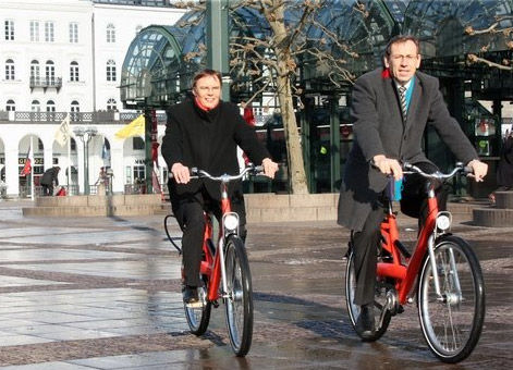 Anja Hajduk Rolf Lübke auf Leihrädern