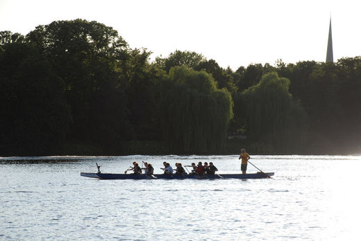 Drachenboot auf der Alster