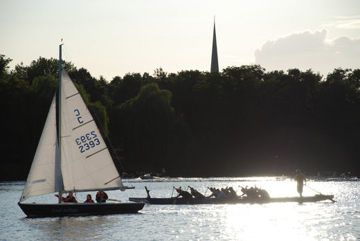 Segeler und Drachenboot auf der Alster