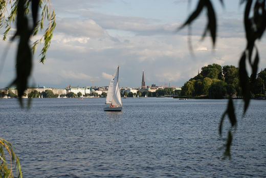 Segelschiff am Abend auf der Alster