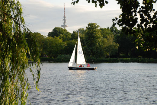 Segelschiff und Fernsehturm