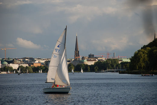 Segler vor Jacobi Kirche