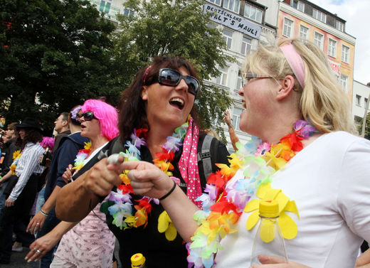 Schlagerfans singend auf der Reeperbahn