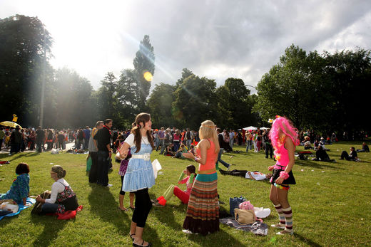 Schlagerparty auf der Wiese