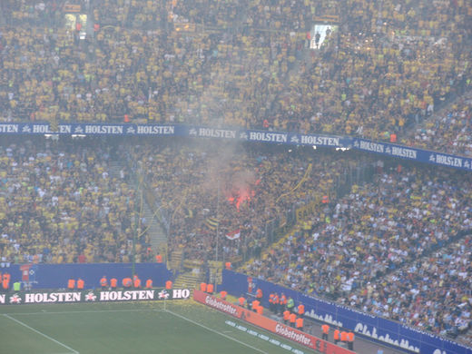 Bengalisches Feuerwerk im Dortmund Fanblock