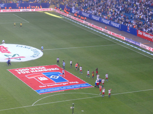 HSV Spieler auf dem Weg zur Nordtribne