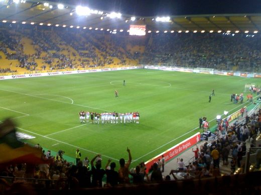 FC St. Pauli Gästeblock in Aachen feiert Sieg