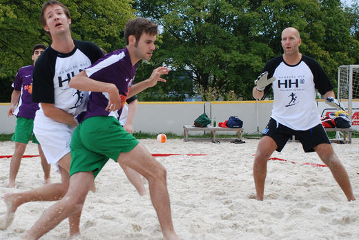 Zweikampf beim Strandfussball