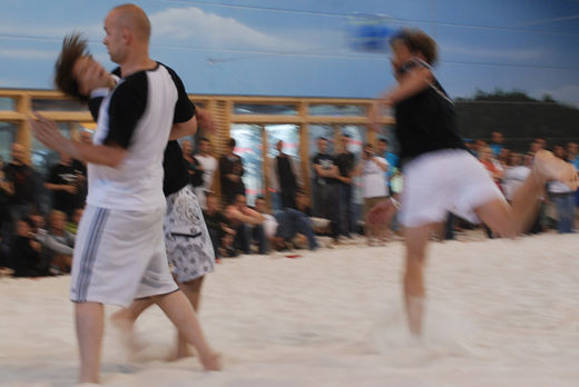 Kollision beim Strandfussball