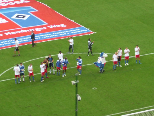 HSV - 1. FC Köln (2009/2010): Spieler feiern 3:1 Sieg