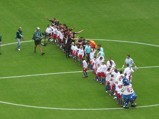 HSV - 1. FC Kln (2009/2010): Spieler begrssen Zuschauer